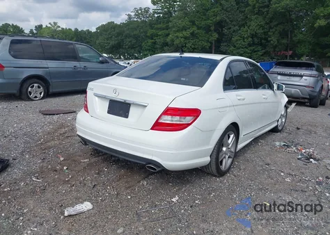 2010 Mercedes-Benz C 300 Sport z USA, uszkodzony, nr VIN WDDGF5EB6AR118206